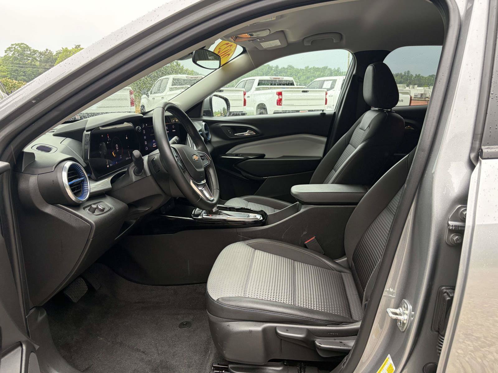 Used 2025 Chevrolet Trax LT w/ LT Convenience Package FWD image 4