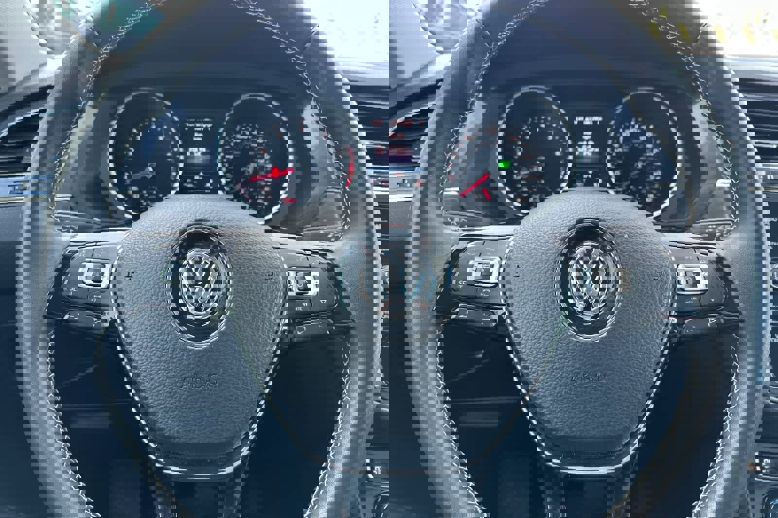 Used 2021 Volkswagen Tiguan SE w/ Panoramic Sunroof Package image 26