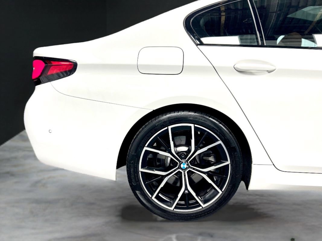 Used 2022 BMW 530i xDrive w/ M Sport Package image 11
