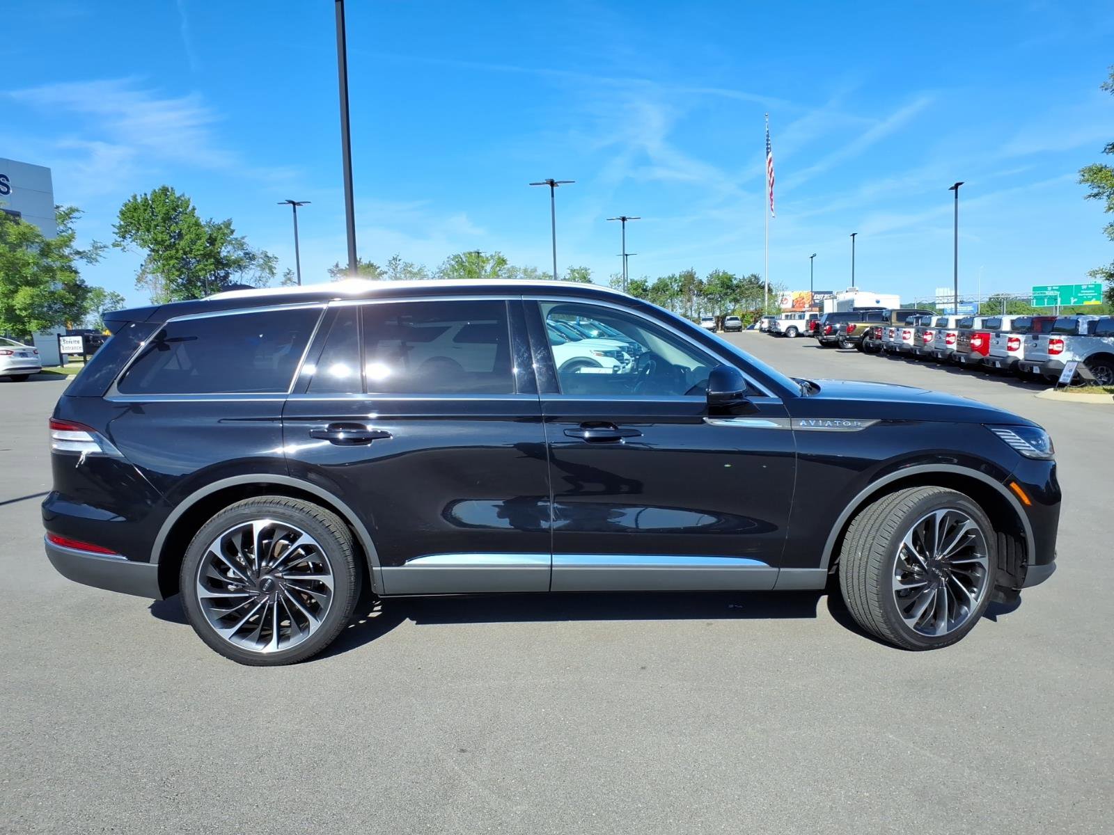 Used 2025 Lincoln Aviator Reserve w/ Illumination Package AWD/4WD image 2