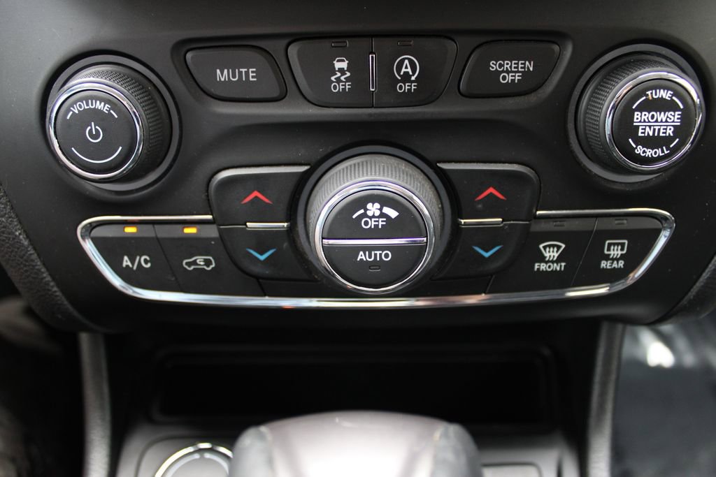 Used 2019 Jeep Cherokee Latitude Plus w/ Comfort/Convenience Group AWD/4WD image 27