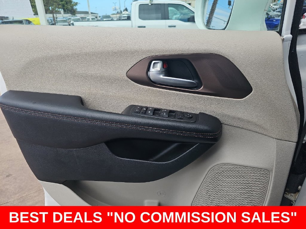 Used 2018 Chrysler Pacifica Touring-L FWD image 27