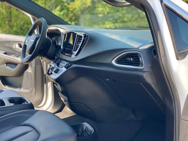 Used 2025 Chrysler Pacifica Select image 16