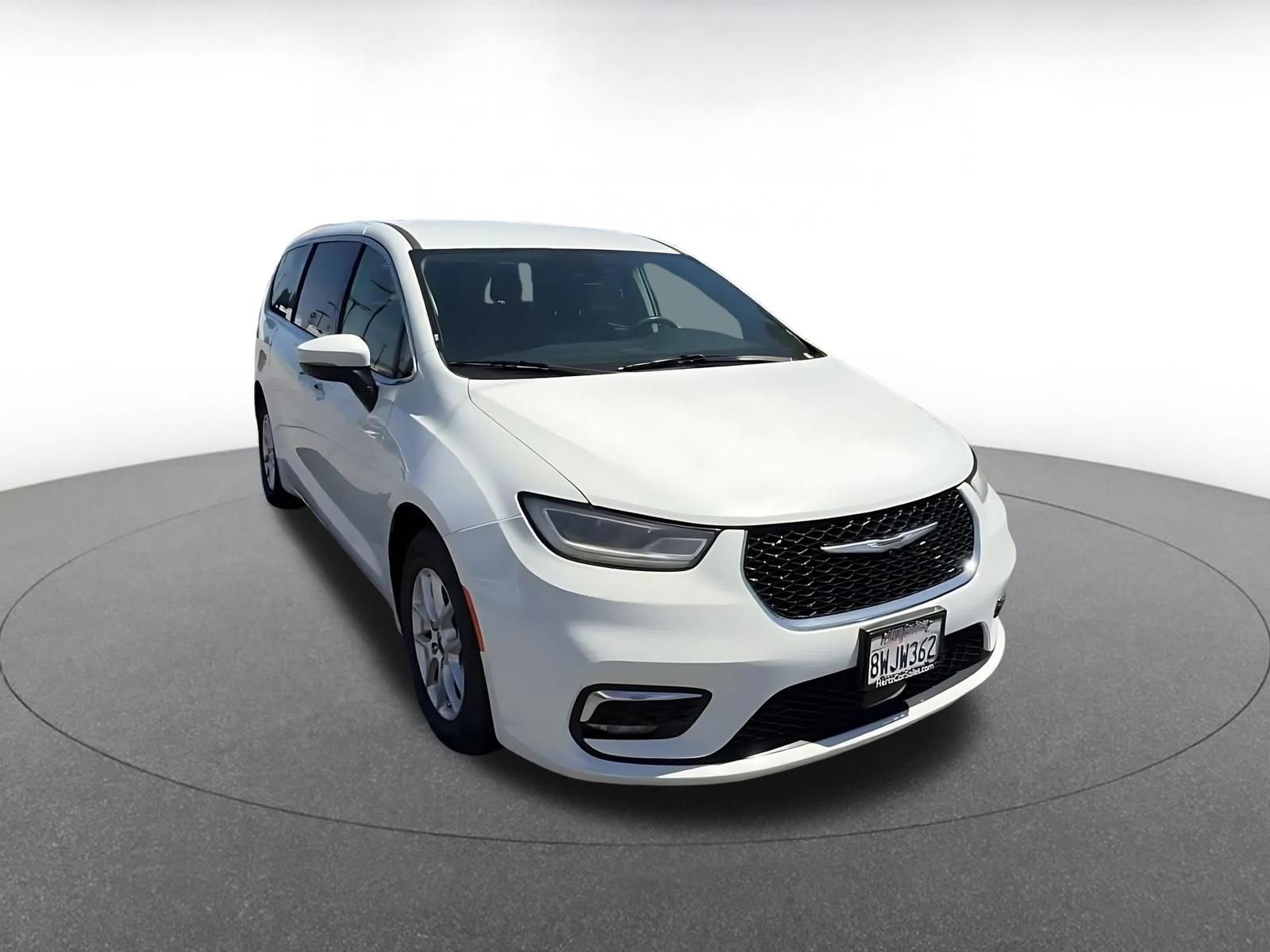 Used 2023 Chrysler Pacifica Touring-L image 3