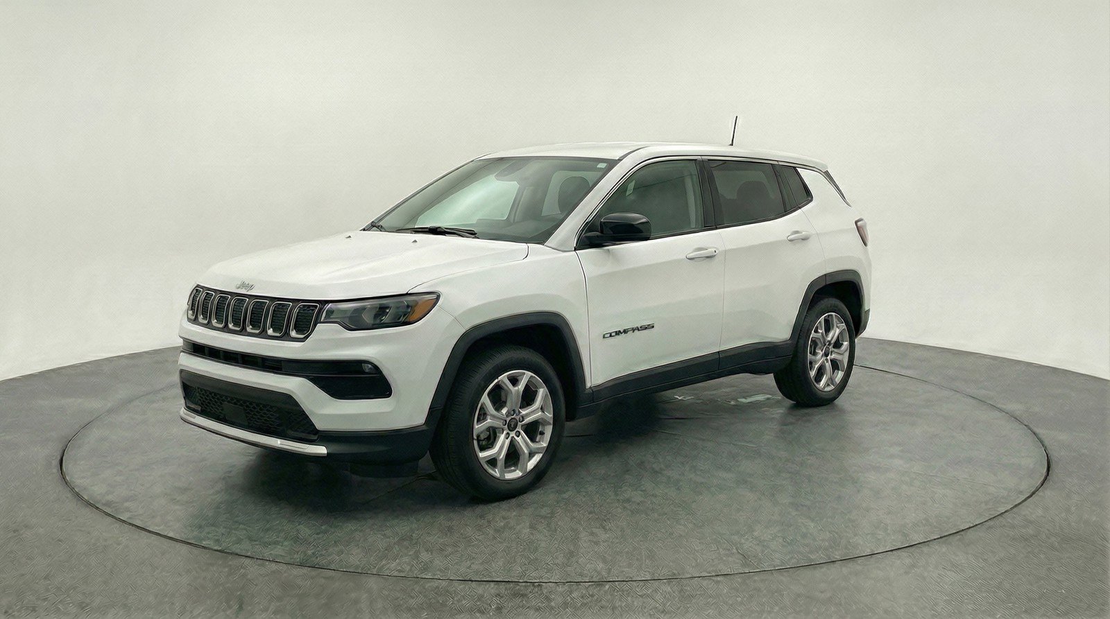 Used 2025 Jeep Compass Latitude AWD/4WD image 3