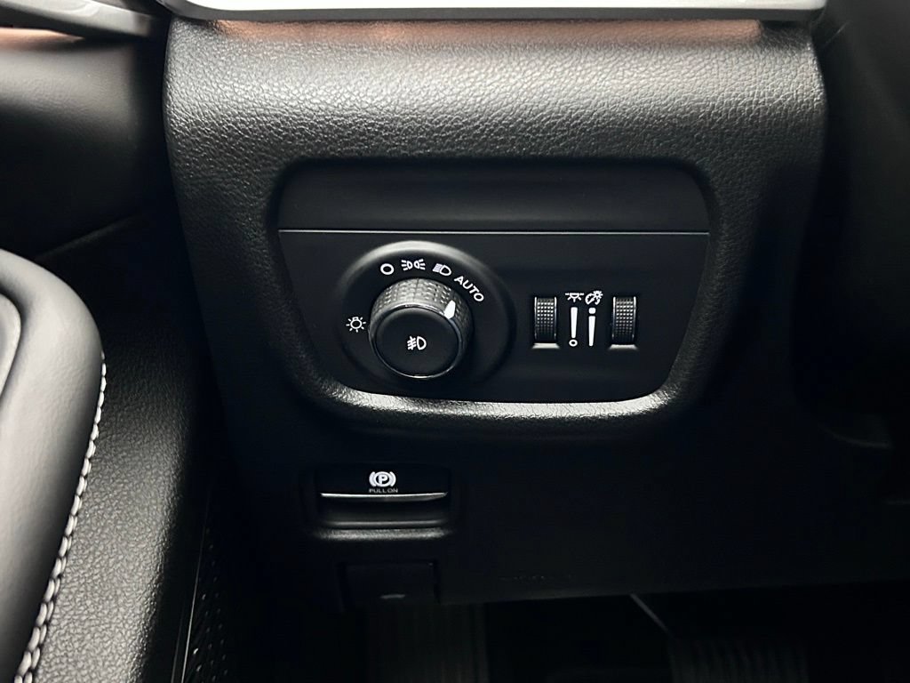 New 2025 Jeep Grand Cherokee Limited w/ Black Appearance Package AWD/4WD image 19