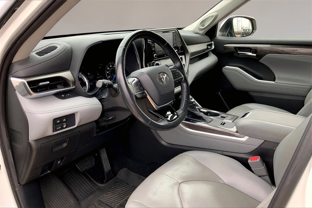 Used 2021 Toyota Highlander Limited image 14