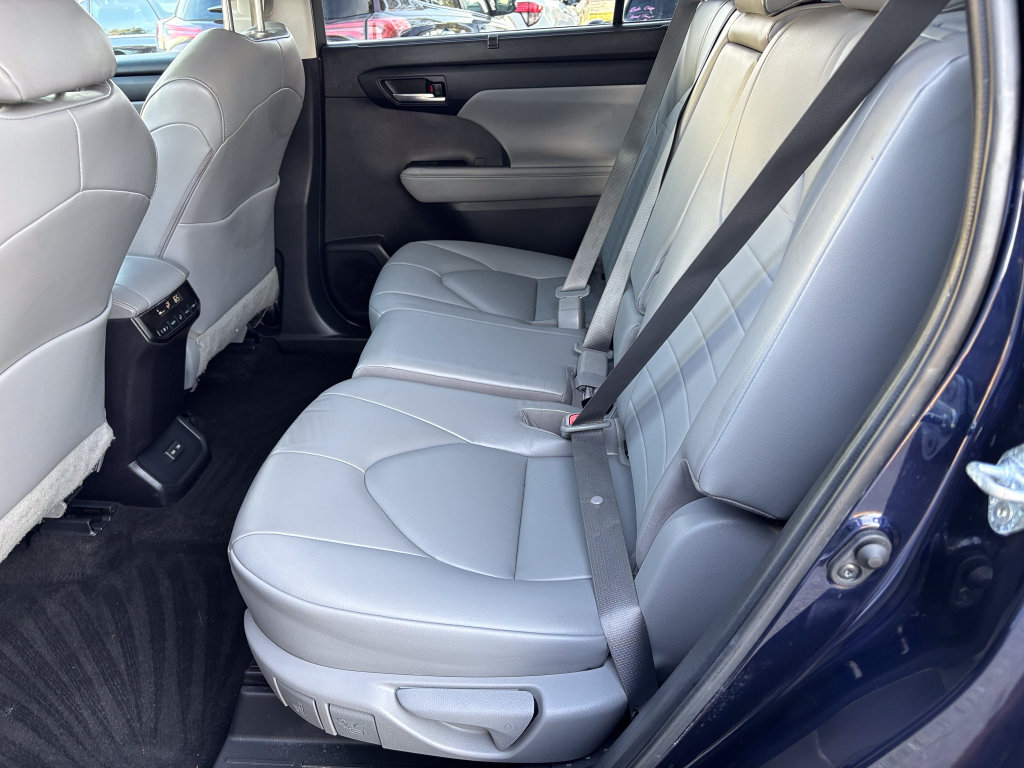 Used 2023 Toyota Highlander XLE AWD/4WD image 46