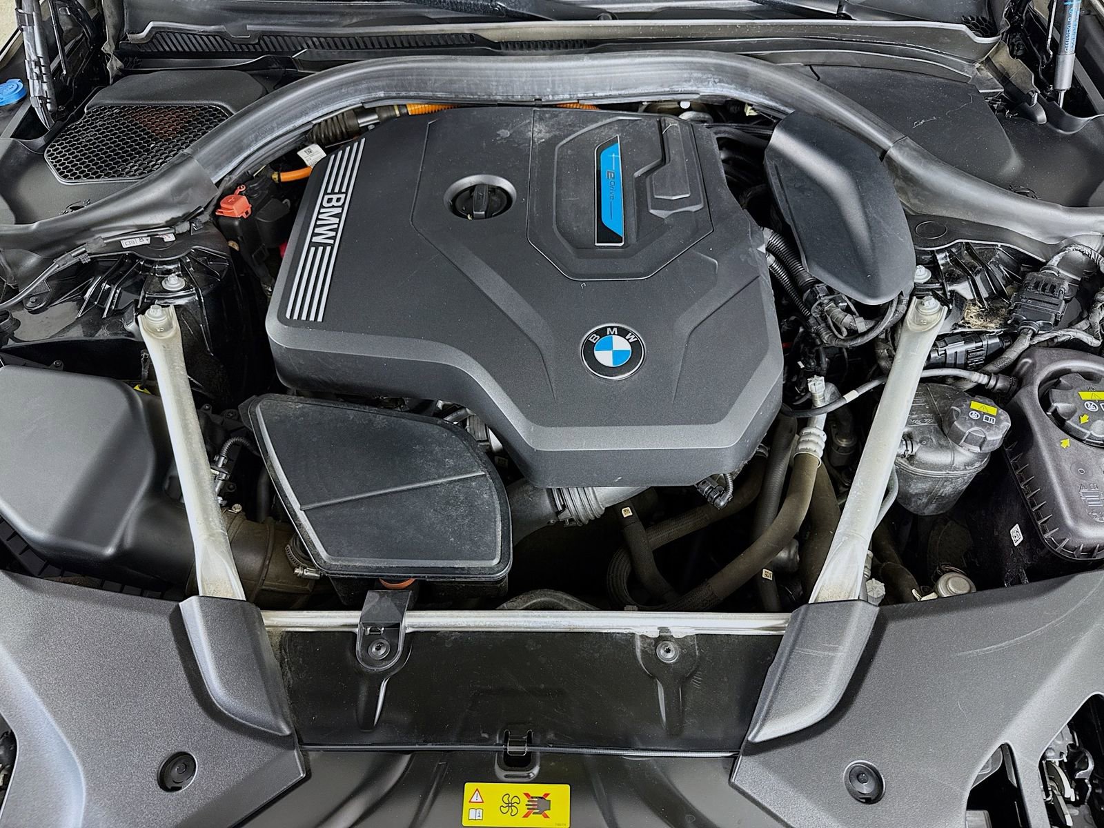 Used 2021 BMW 530e w/ Parking Assistance Package image 31