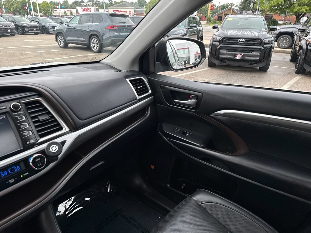 Used 2019 Toyota Highlander Limited AWD/4WD image 30