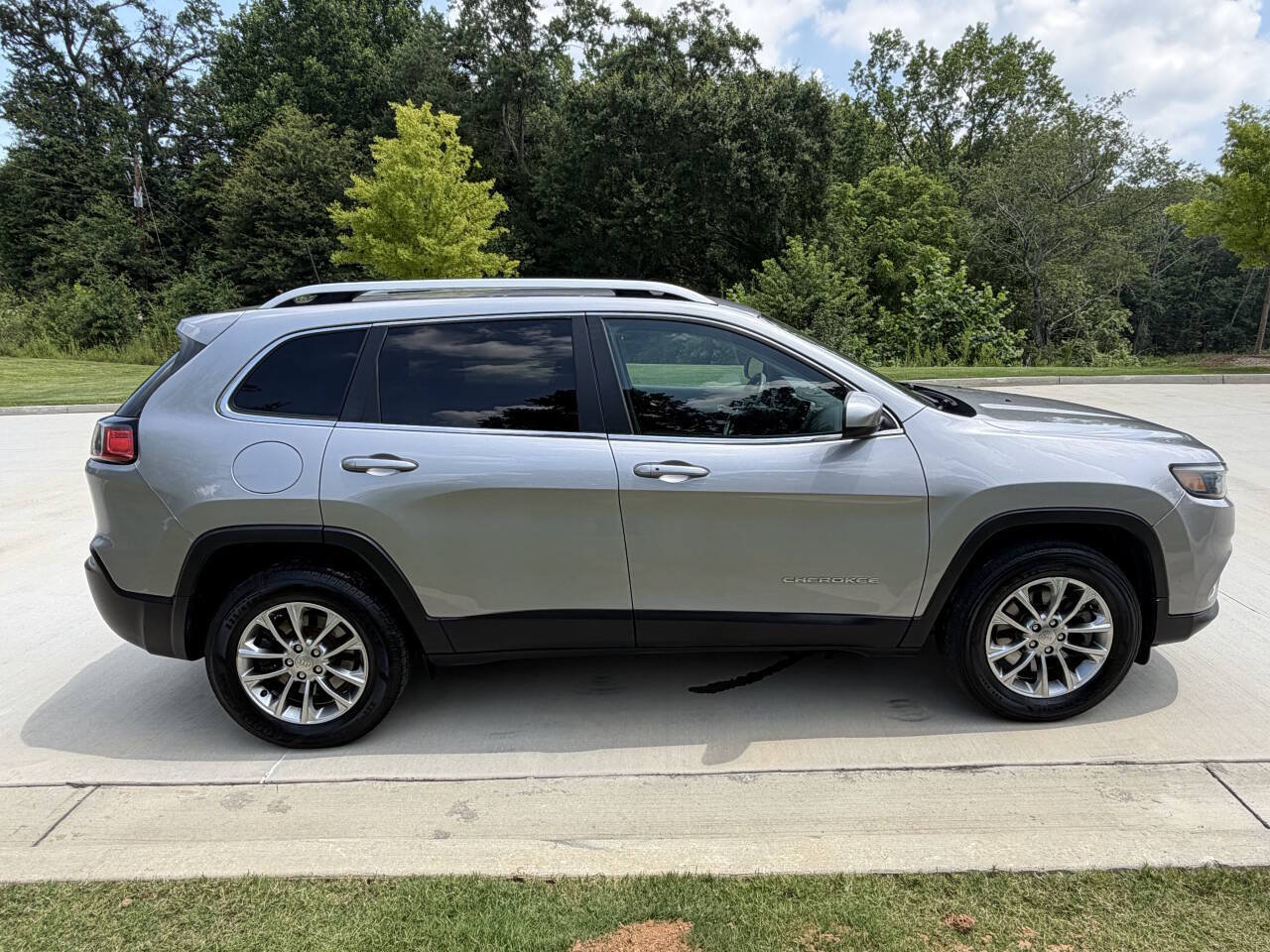 Used 2019 Jeep Cherokee Latitude Plus AWD/4WD image 4