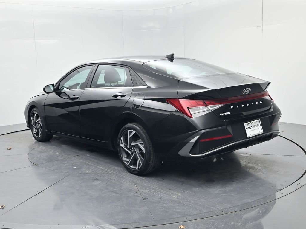 Used 2025 Hyundai Elantra SEL image 6