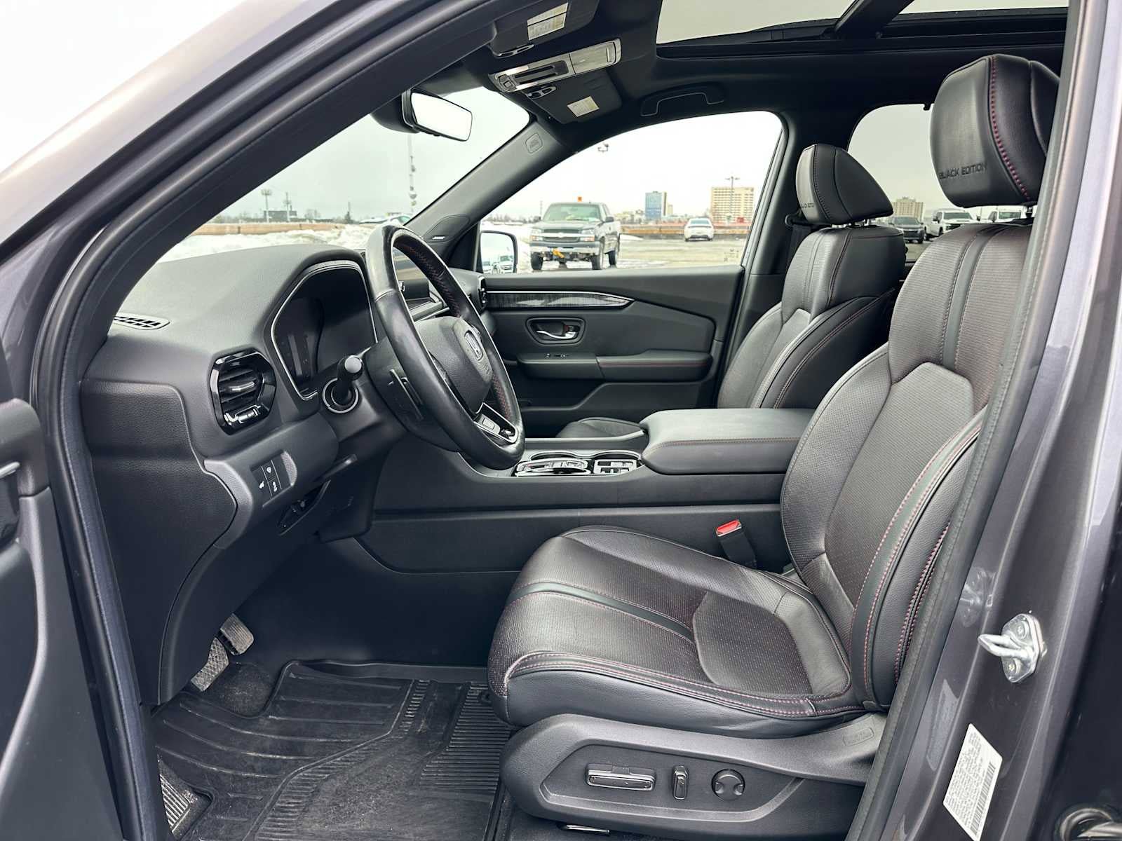 Used 2025 Honda Pilot Black Edition image 21