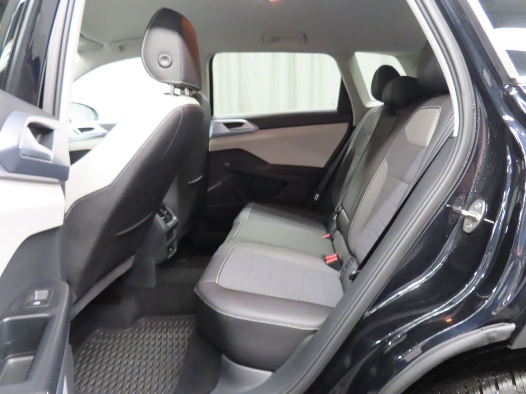 Used 2025 Volkswagen Taos SE AWD/4WD image 13