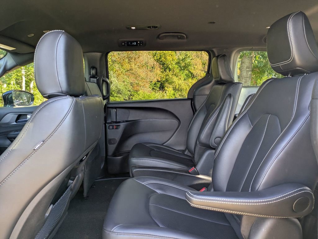Used 2025 Chrysler Pacifica Select image 26