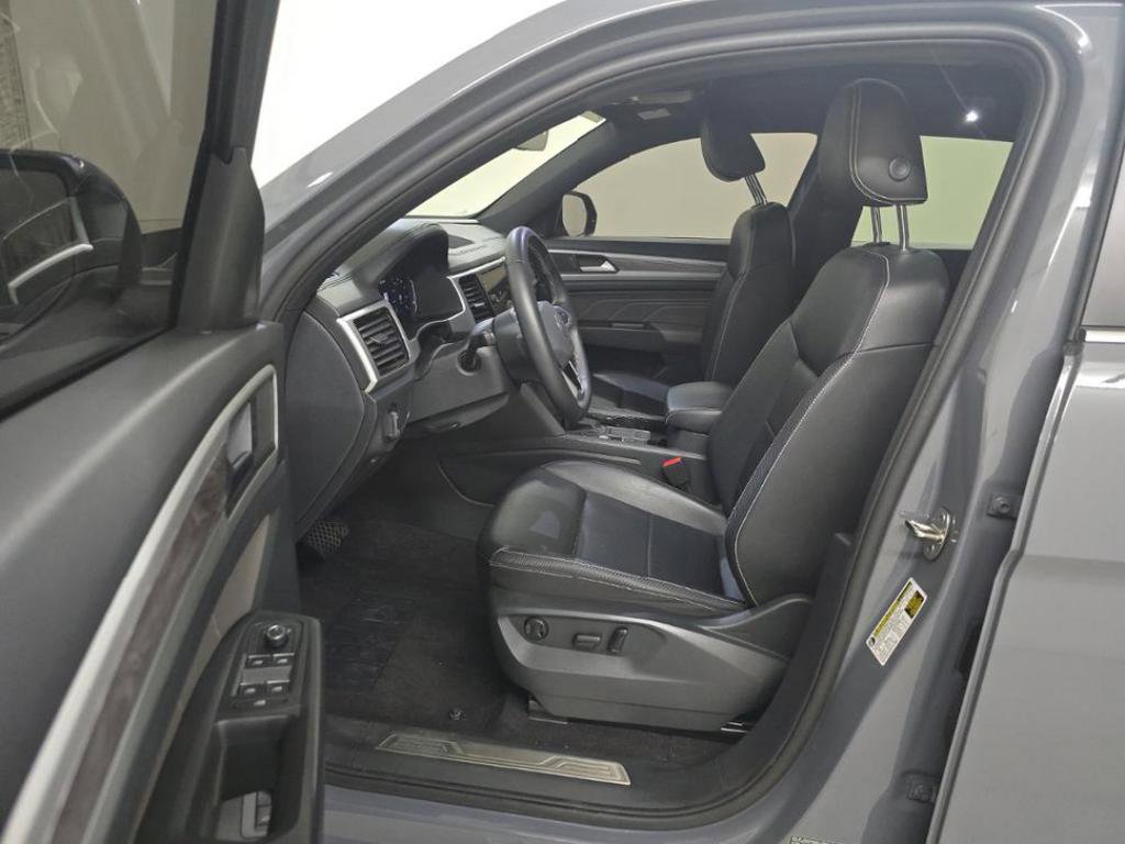 Used 2022 Volkswagen Atlas Cross Sport SE w/ Panoramic Sunroof Package FWD image 4