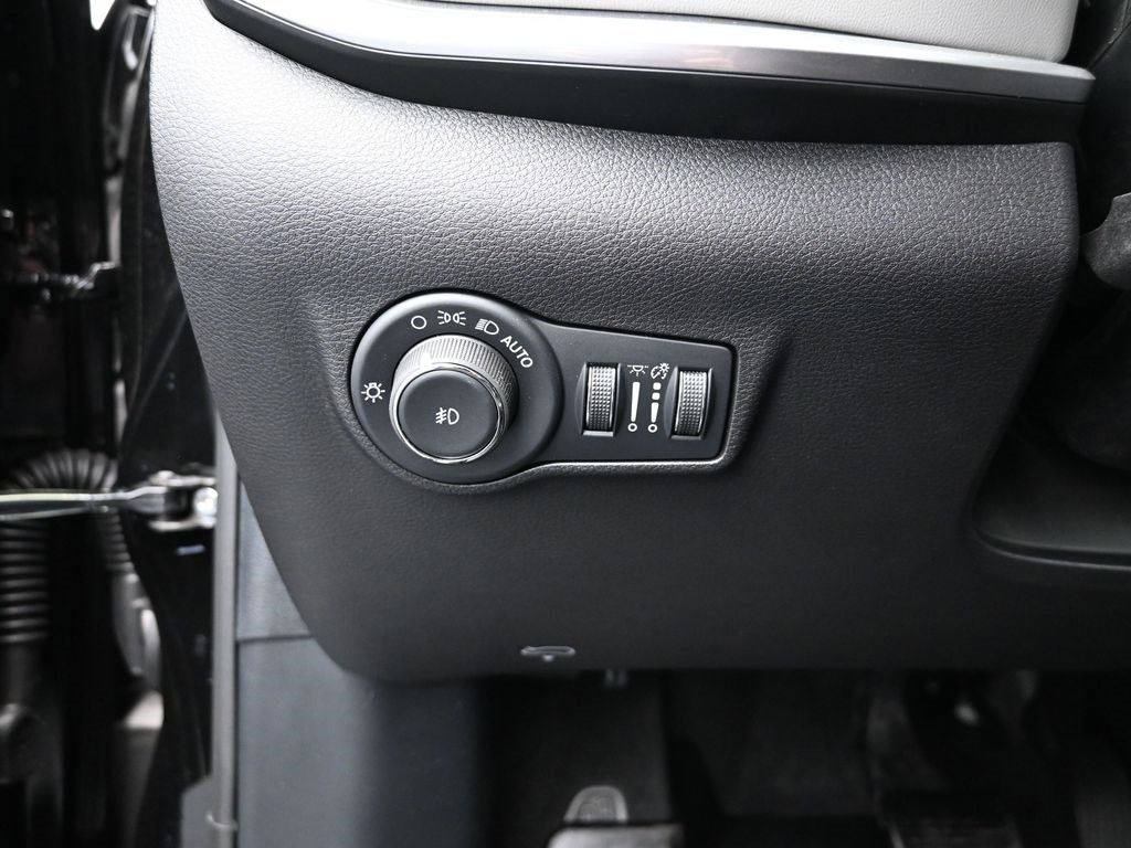 Used 2025 Jeep Compass Limited image 10