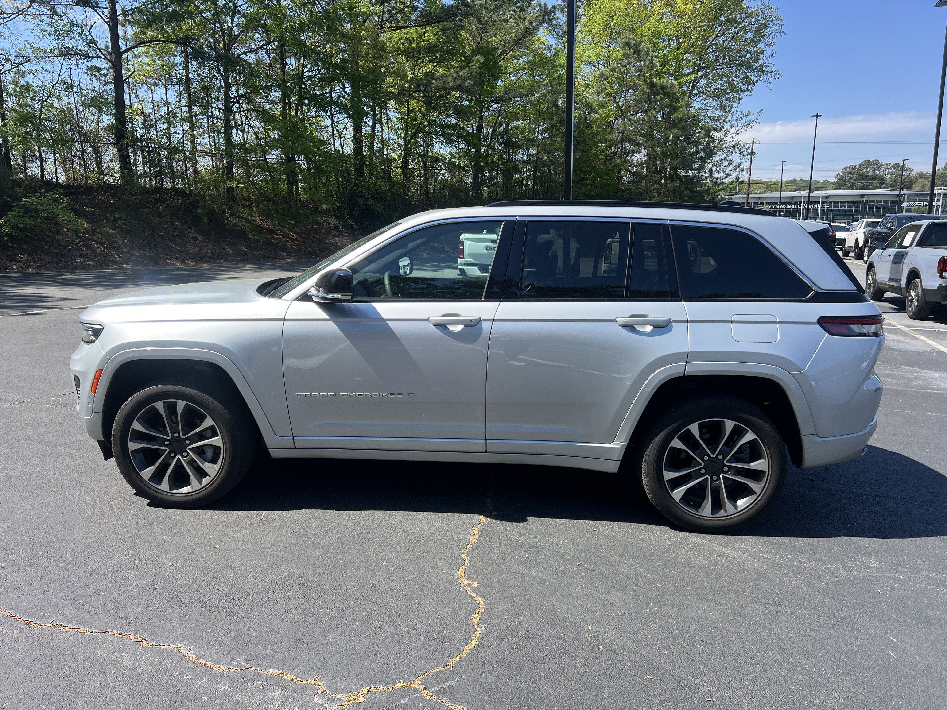 Used 2024 Jeep Grand Cherokee Overland w/ Luxury Tech Group IV AWD/4WD image 4