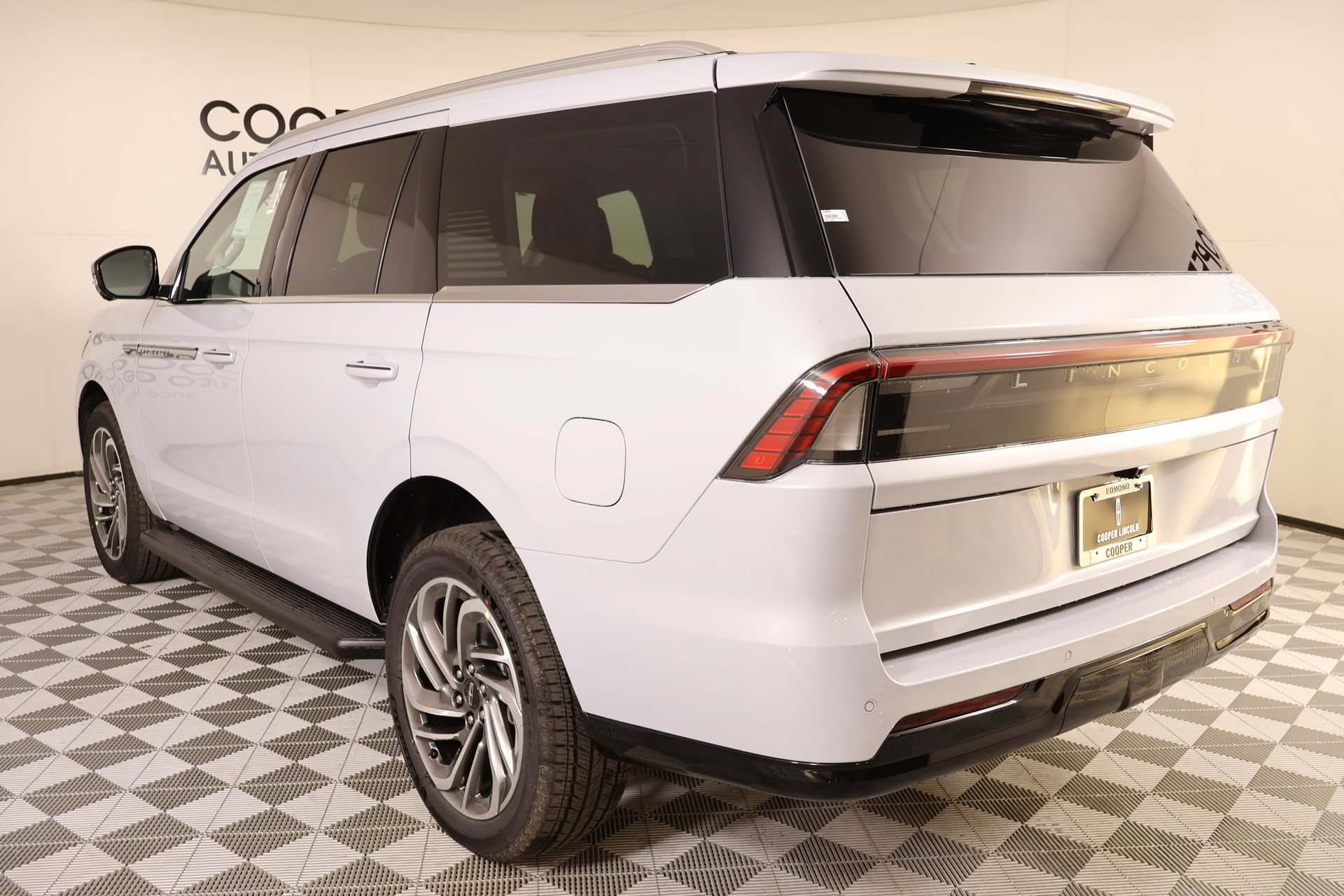 New 2026 Lincoln Navigator Premiere AWD/4WD image 24