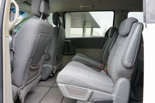 Used 2010 Chrysler Town & Country Touring image 5