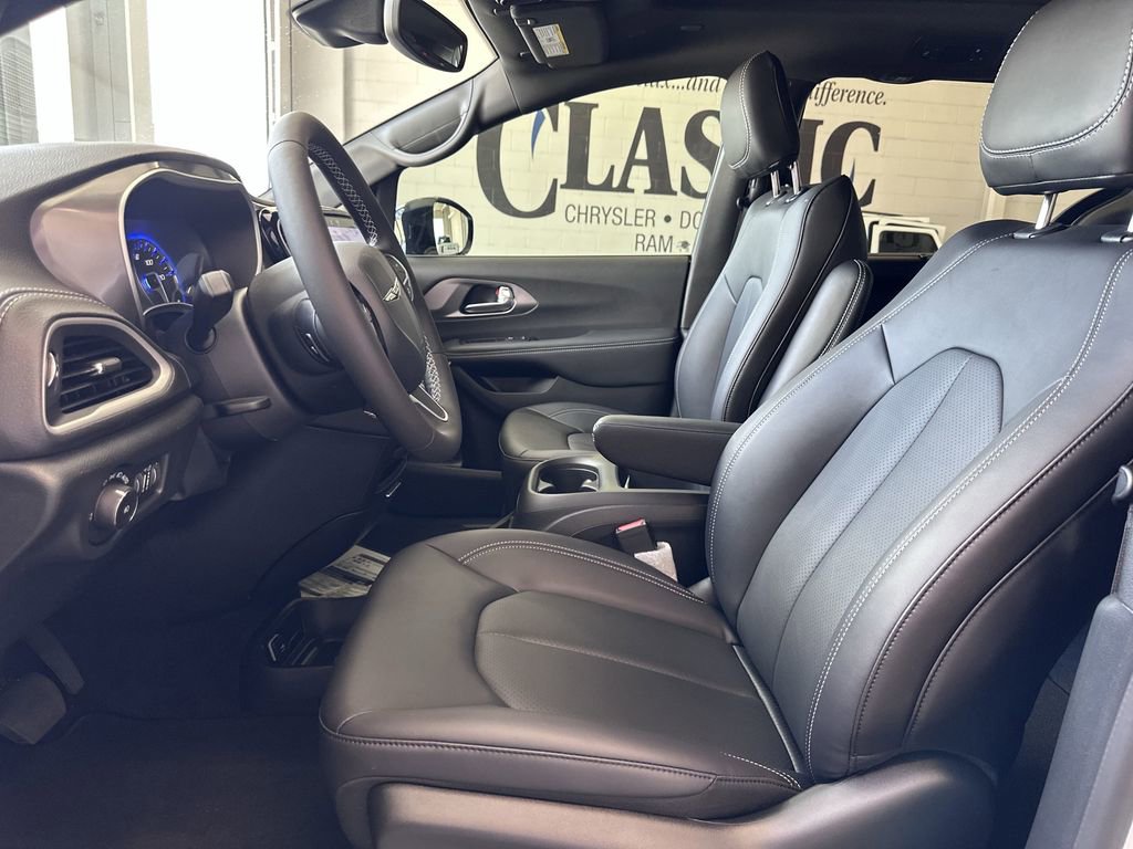 New 2025 Chrysler Pacifica Select image 15