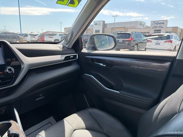 Used 2022 Toyota Highlander Platinum image 25