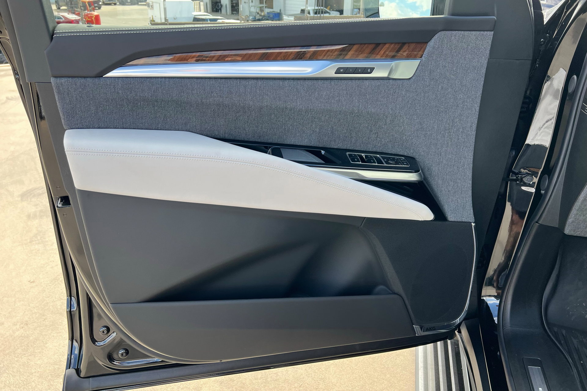 New 2026 Cadillac Escalade Platinum Sport w/ LPO, ONYX Package image 15