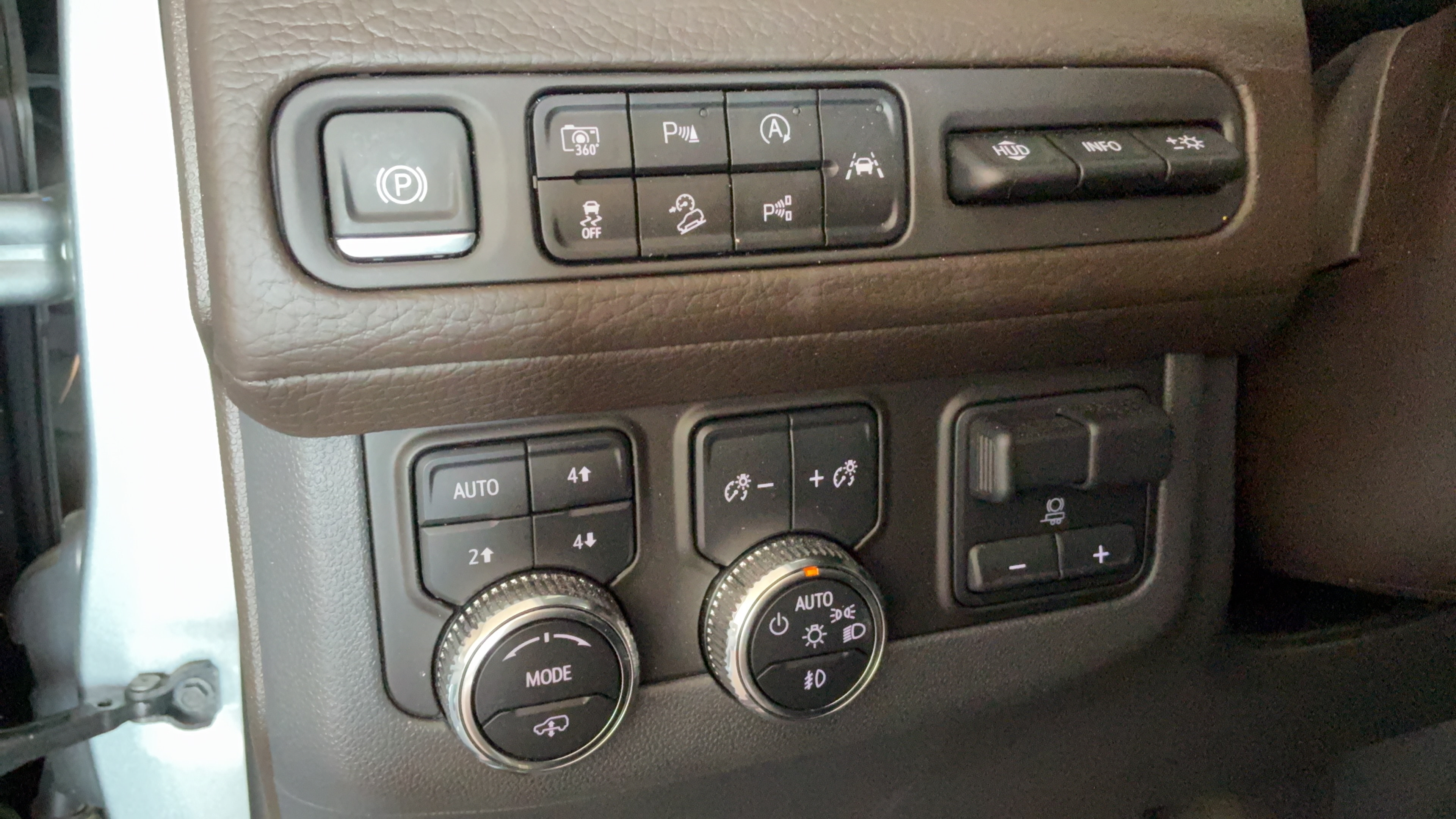 Used 2024 GMC Yukon Denali w/ Advanced Technology Package AWD/4WD image 19