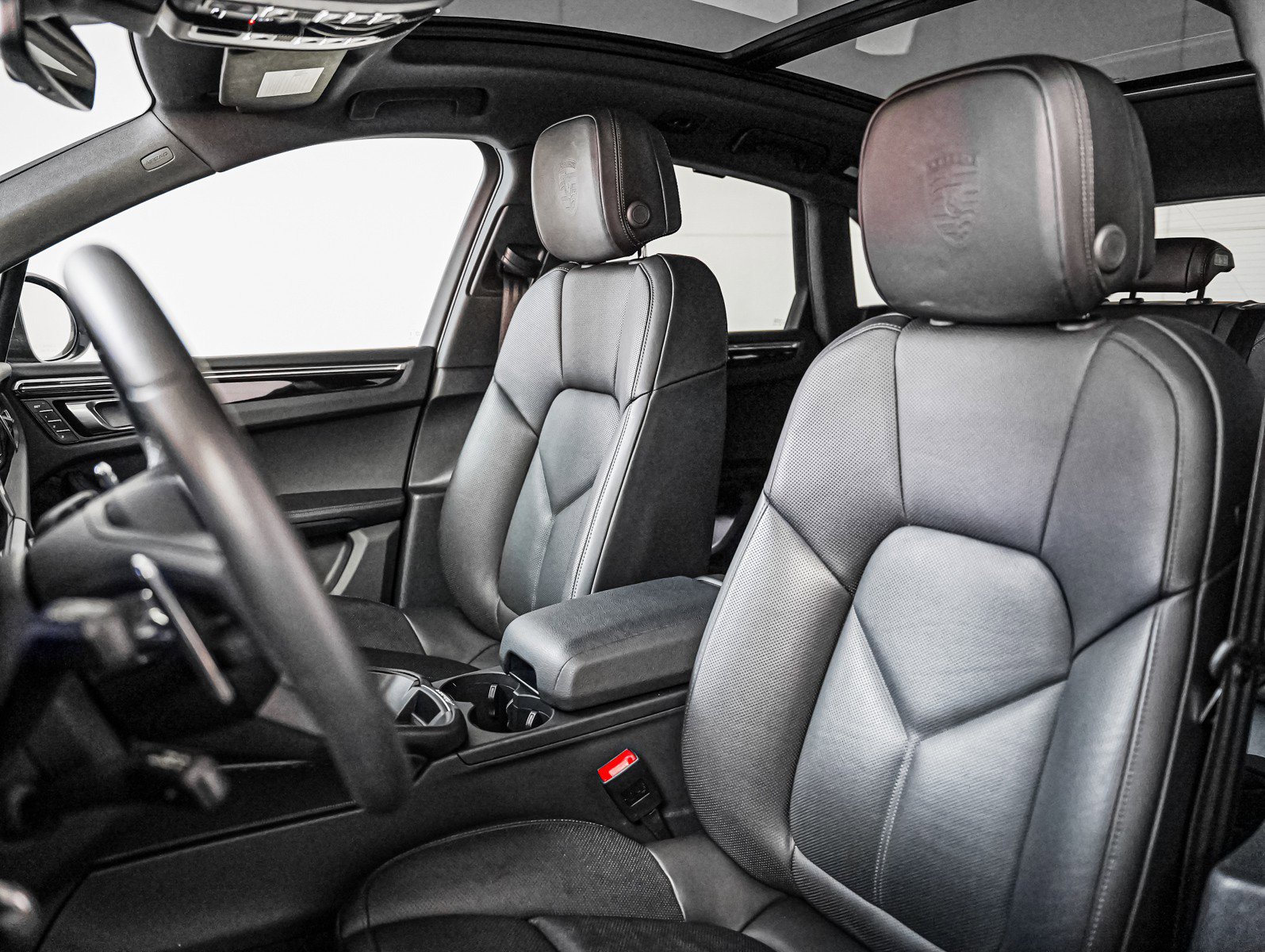 Certified 2025 Porsche Macan image 5