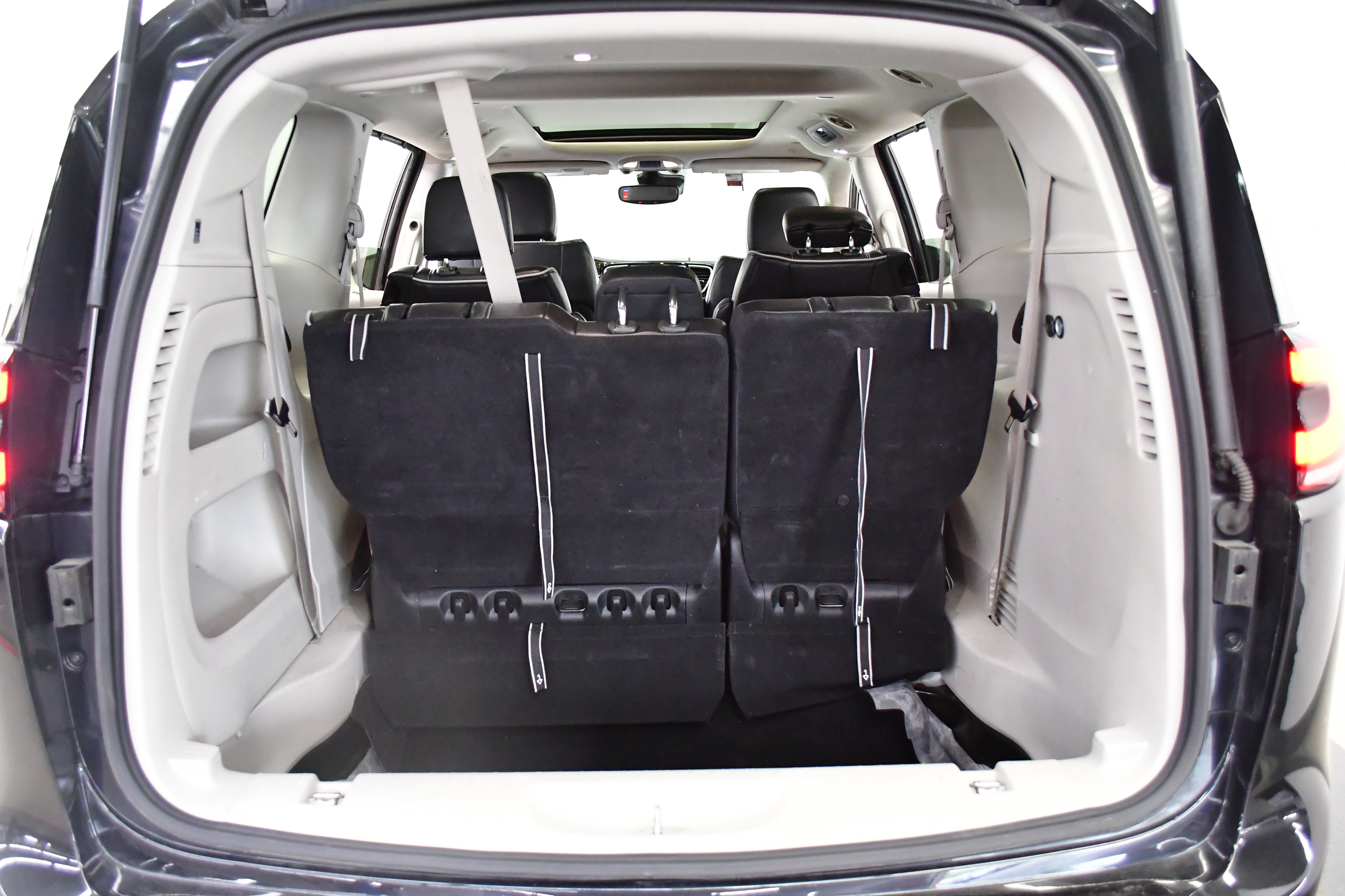 Used 2023 Chrysler Pacifica Limited FWD image 8