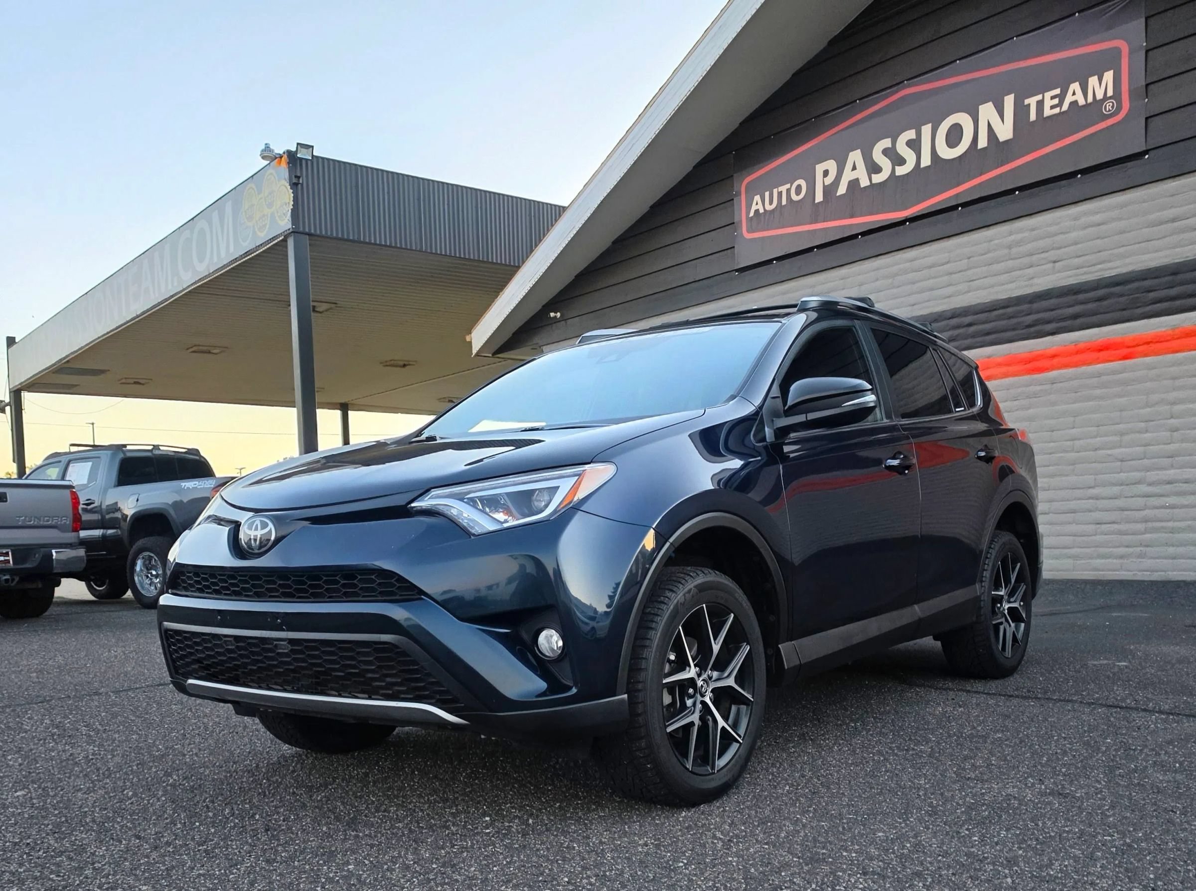 Used 2018 Toyota RAV4 SE FWD image 1