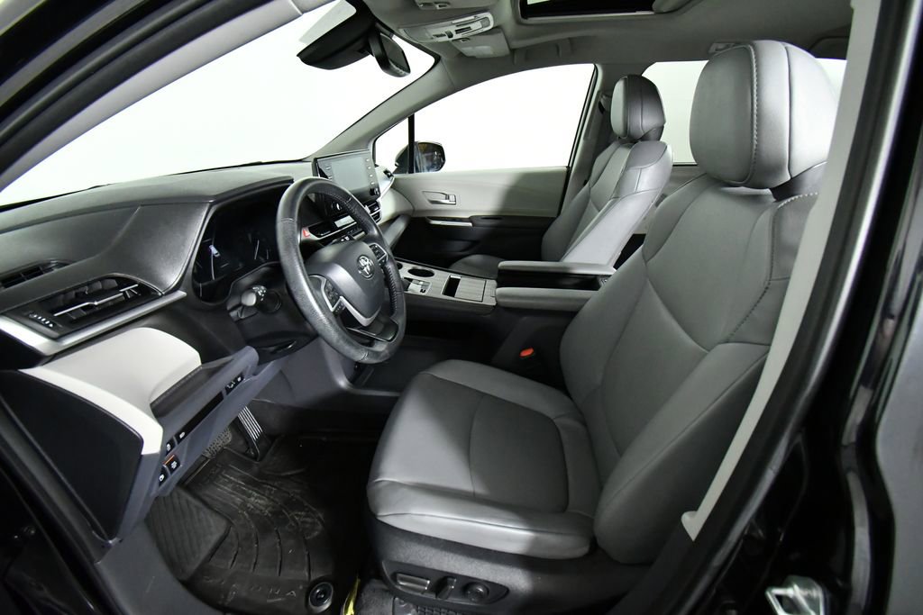 Used 2023 Toyota Sienna XLE image 5