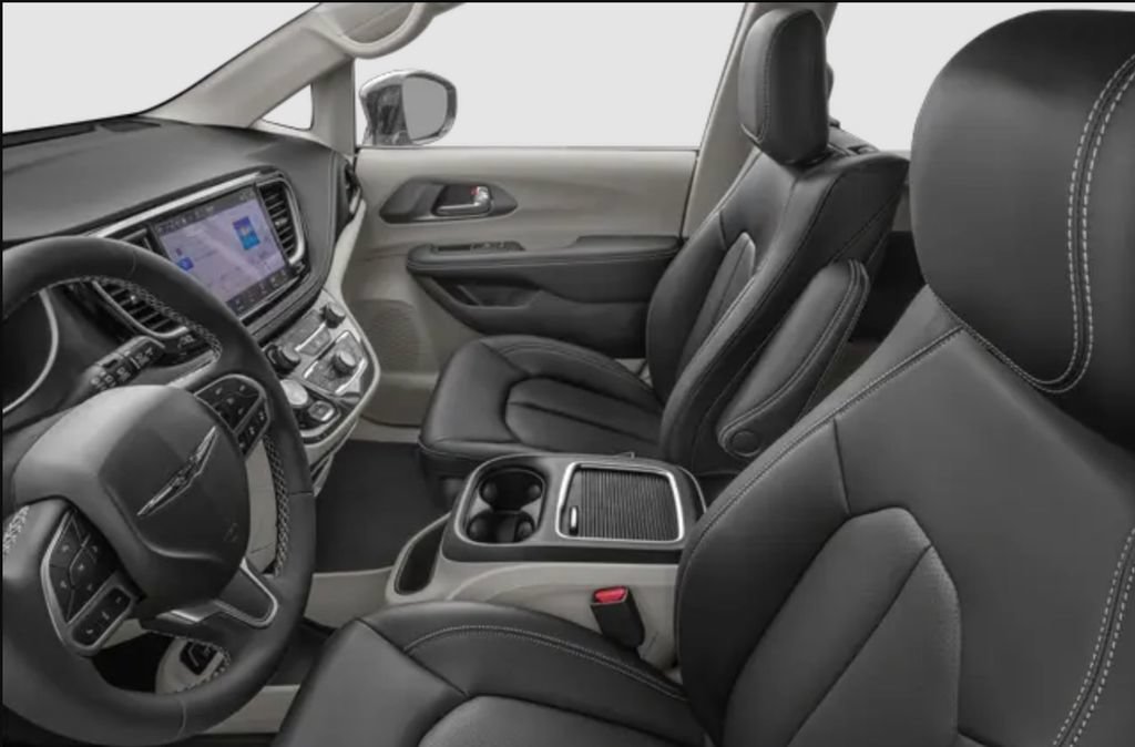 Used 2024 Chrysler Pacifica Limited FWD image 5