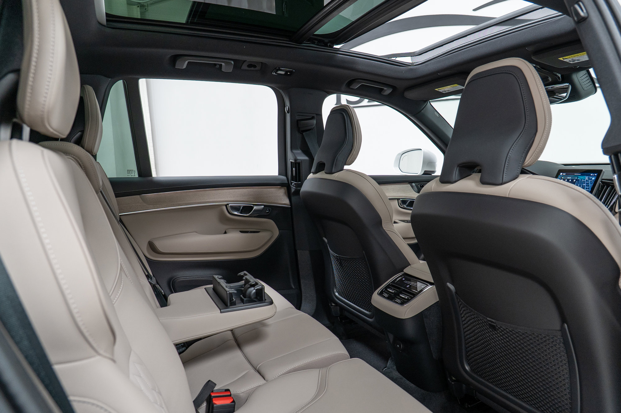 New 2026 Volvo XC90 B6 Plus w/ Protection Package Premier image 23