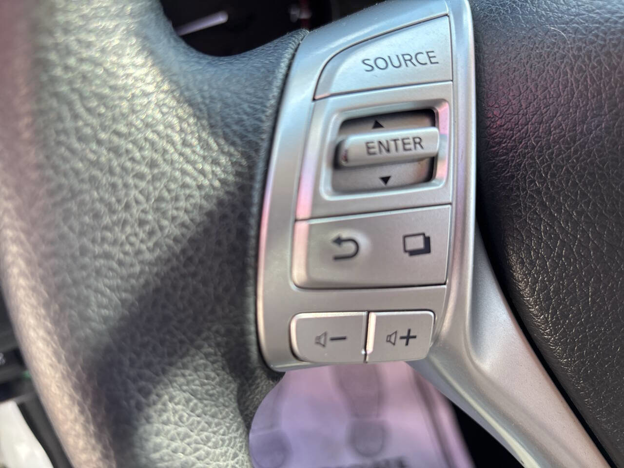 Used 2018 Nissan Rogue SV image 33