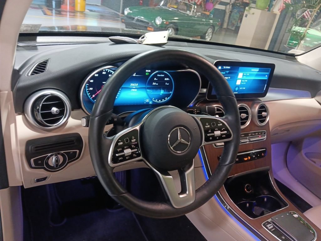 Used 2020 Mercedes-Benz GLC 300 4MATIC image 4