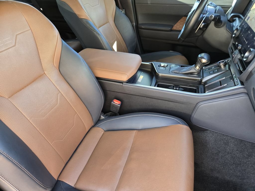 Used 2024 Lexus GX 550 w/ Cold Area Package AWD/4WD image 10