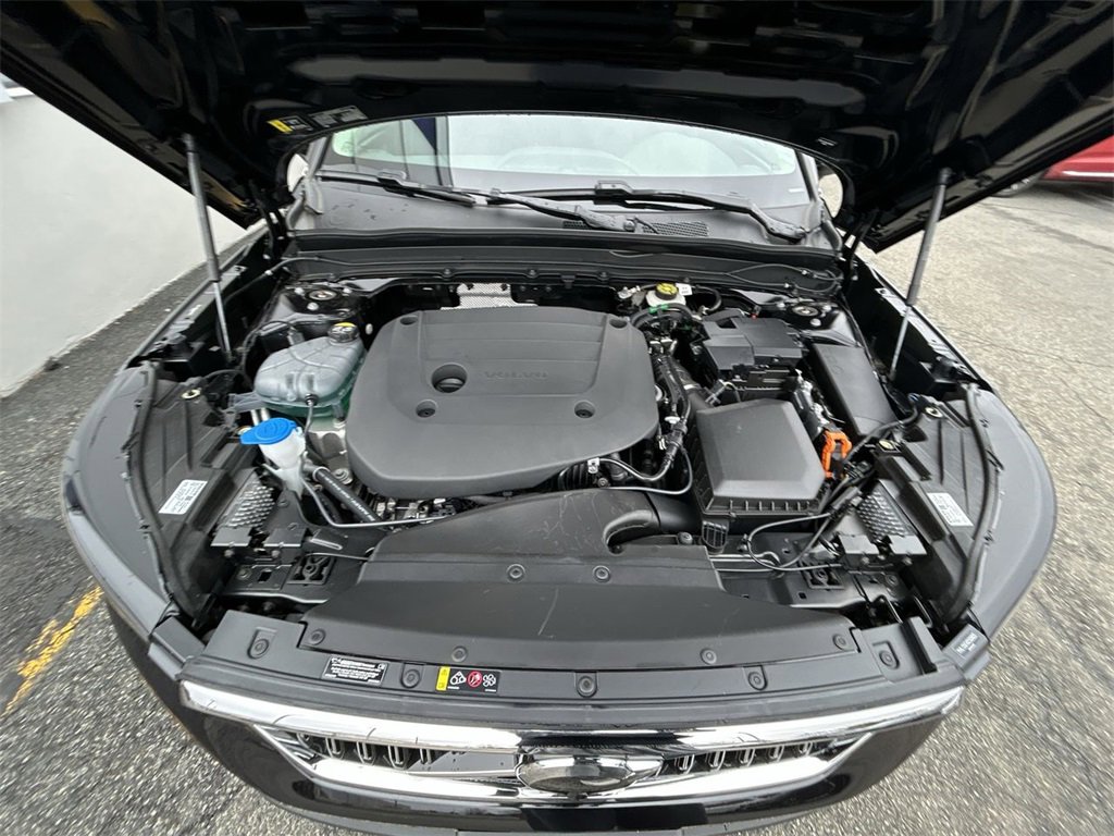 Certified 2025 Volvo XC40 B5 Plus w/ Climate Package image 10