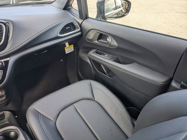 New 2025 Chrysler Pacifica Select FWD image 18