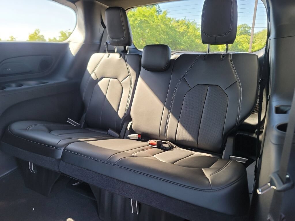 New 2027 Chrysler Pacifica Select w/ Family Tech Group AWD/4WD image 23