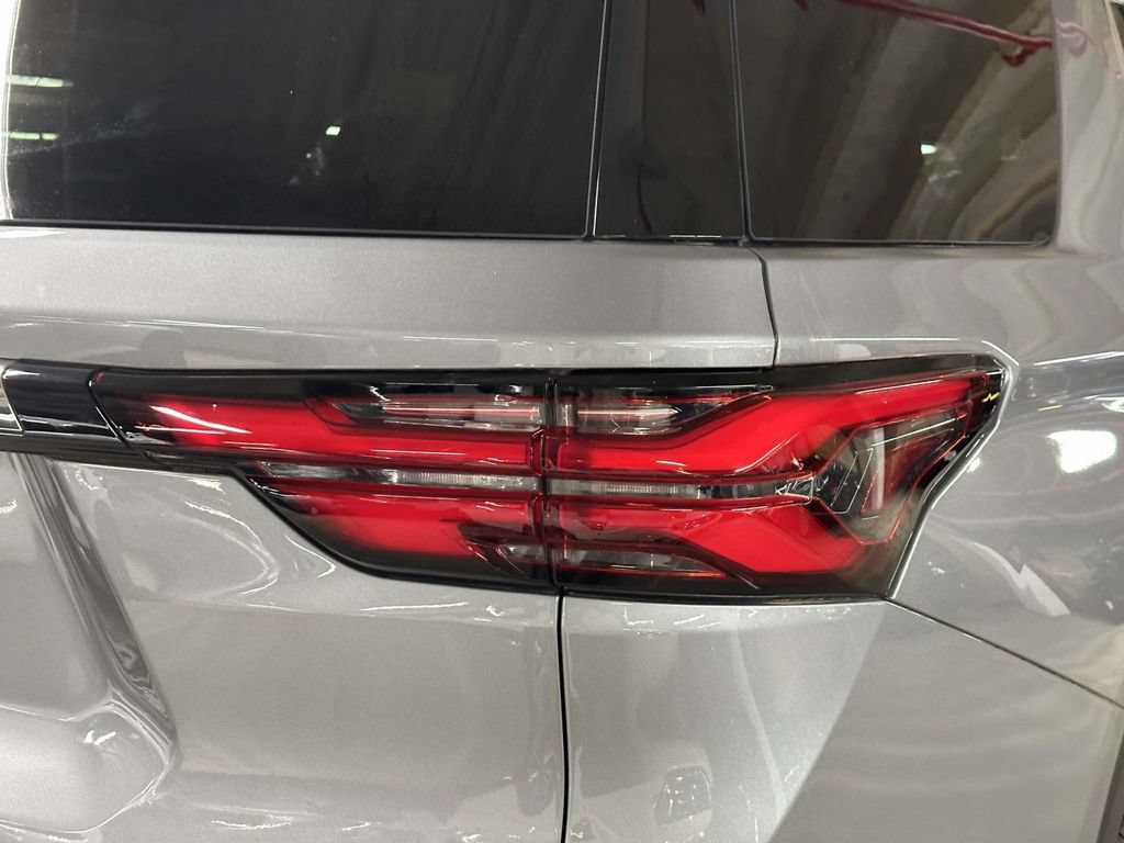 Certified 2023 Chevrolet Traverse LT AWD/4WD image 11