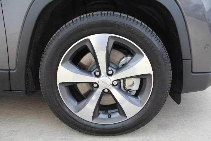 Used 2019 Jeep Cherokee Limited w/ Technology Group image 30