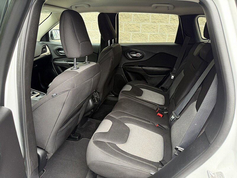 Used 2014 Jeep Cherokee Latitude AWD/4WD image 17