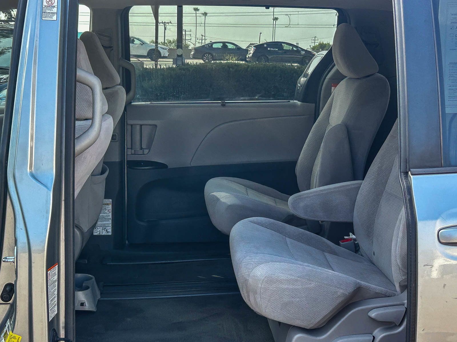 Used 2015 Toyota Sienna LE w/ Four Season Floor Mat Package image 18