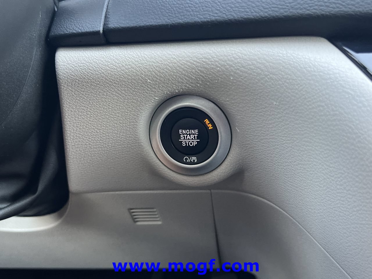 Used 2024 Chrysler Pacifica Touring-L FWD image 10