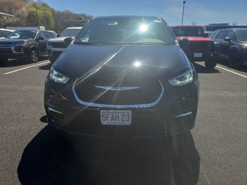 Used 2025 Chrysler Pacifica Select FWD image 2