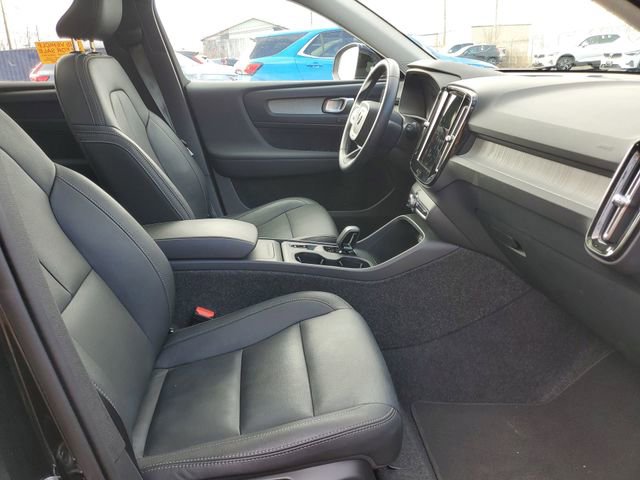 Used 2025 Volvo XC40 B5 Core image 28