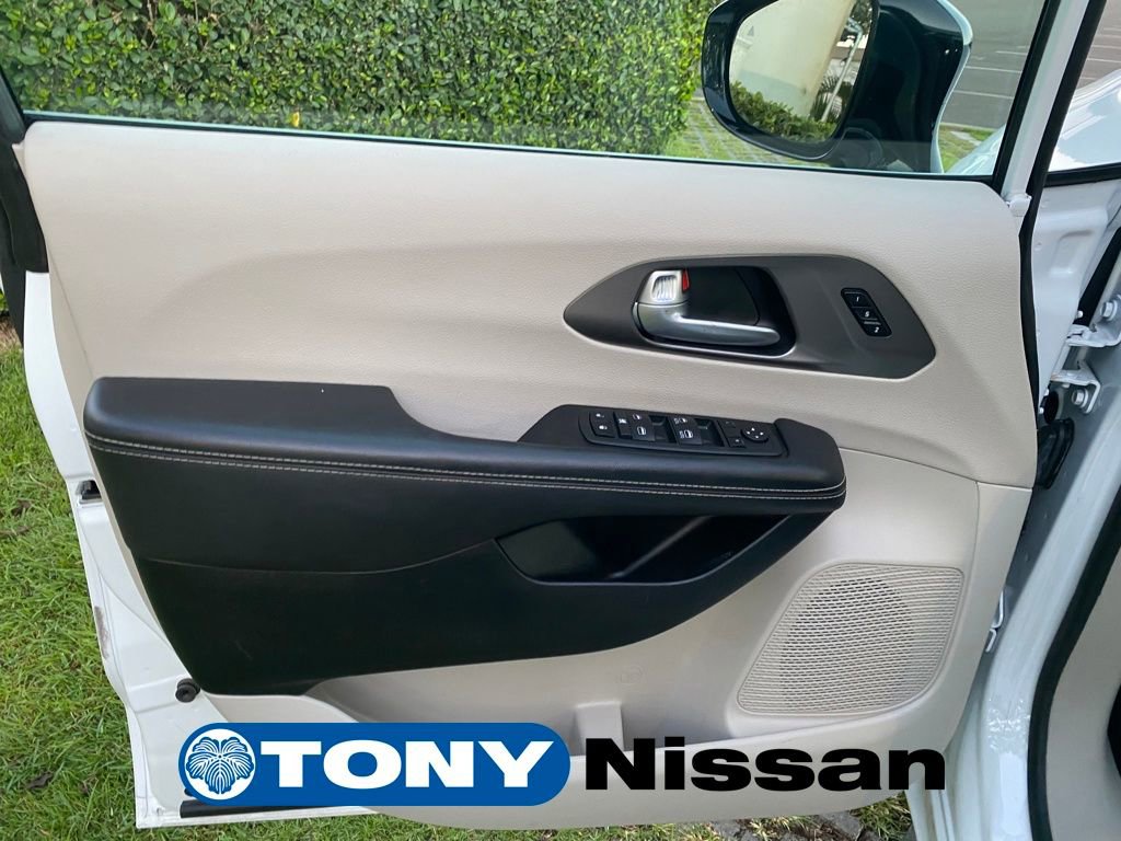 Used 2024 Chrysler Pacifica Touring-L image 31