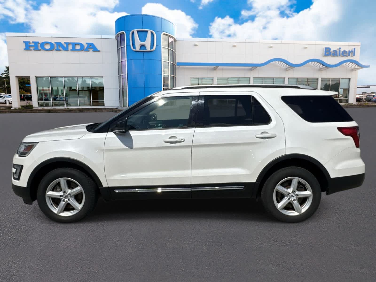 Used 2016 Ford Explorer XLT w/ Equipment Group 202A AWD/4WD image 2