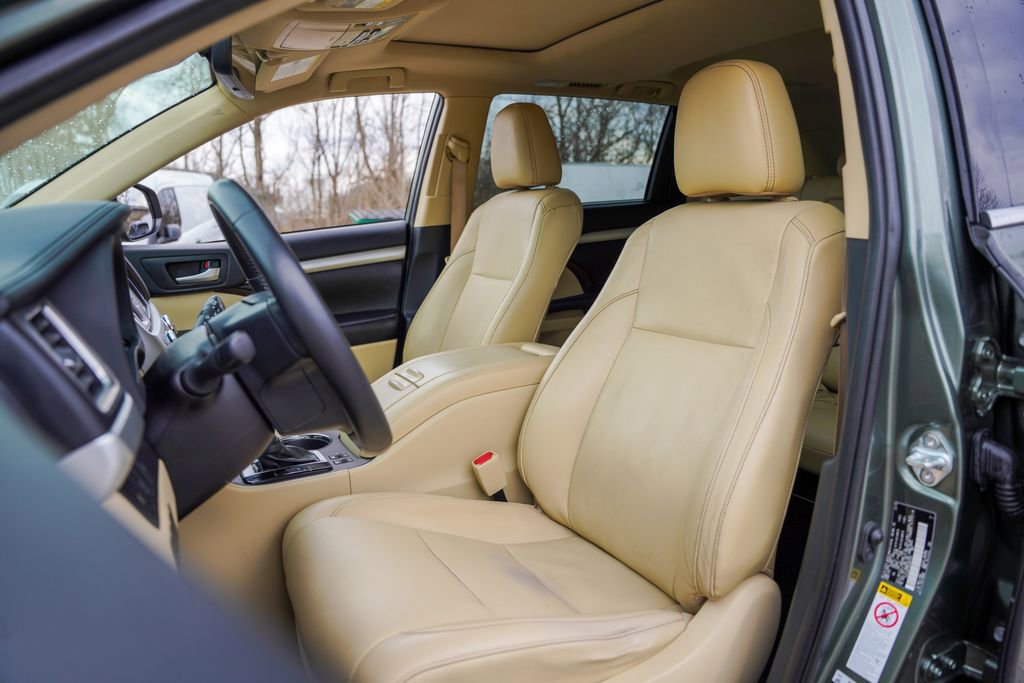 Used 2019 Toyota Highlander XLE w/ Carpet Mat Package (TMS) AWD/4WD image 14